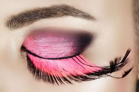 rzęsy różowe i make up